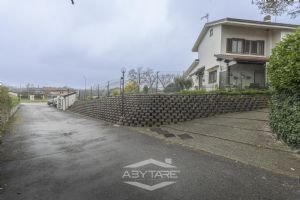 VILLA A SCHIERA CON GIARDINO E BOX