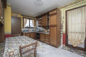 VILLA A SCHIERA CON GIARDINO E BOX