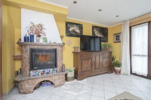 VILLA A SCHIERA CON GIARDINO E BOX