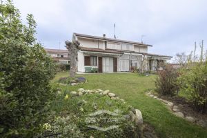 VILLA A SCHIERA CON GIARDINO E BOX