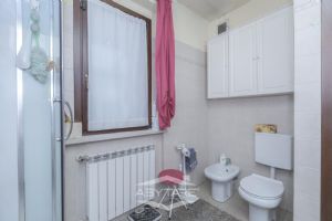 VILLA A SCHIERA CON GIARDINO E BOX