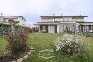 VILLA A SCHIERA CON GIARDINO E BOX