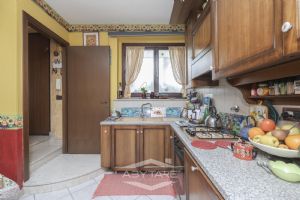 VILLA A SCHIERA CON GIARDINO E BOX