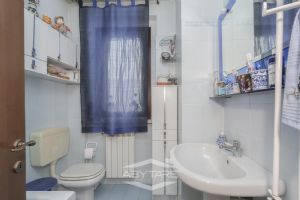 VILLA A SCHIERA CON GIARDINO E BOX