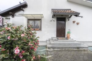 VILLA A SCHIERA CON GIARDINO E BOX