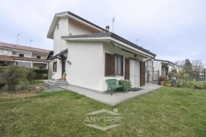VILLA A SCHIERA CON GIARDINO E BOX