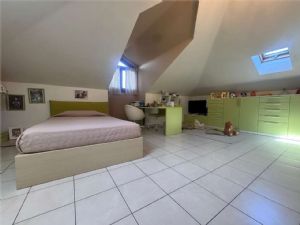 STRADA  SESIA ALLOGGIO BILIVELLO CON BOX