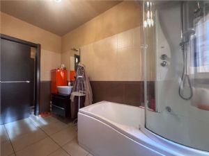 STRADA  SESIA ALLOGGIO BILIVELLO CON BOX