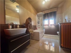 STRADA  SESIA ALLOGGIO BILIVELLO CON BOX