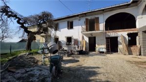 Cascina panoramica in fase di ristrutturazione – progetto unico alle porte di Asti a Valmanera