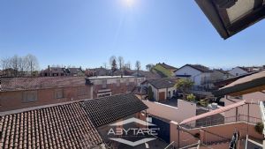 Appartamento trilocale in piccolo contesto , con box auto