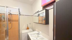 Appartamento trilocale in piccolo contesto , con box auto