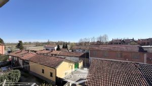 Appartamento trilocale in piccolo contesto , con box auto