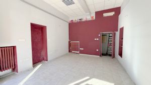 Locale commerciale  in affitto su via di forte passaggio