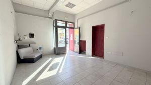Locale commerciale  in affitto su via di forte passaggio