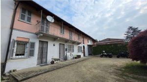 Cascina pronta da vivere in zona tranquilla