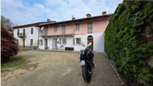 Cascina pronta da vivere in zona tranquilla