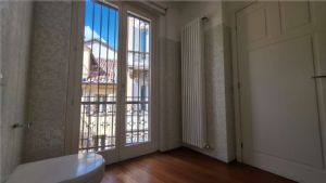 Appartamento unico con giardino pensile privato al piano