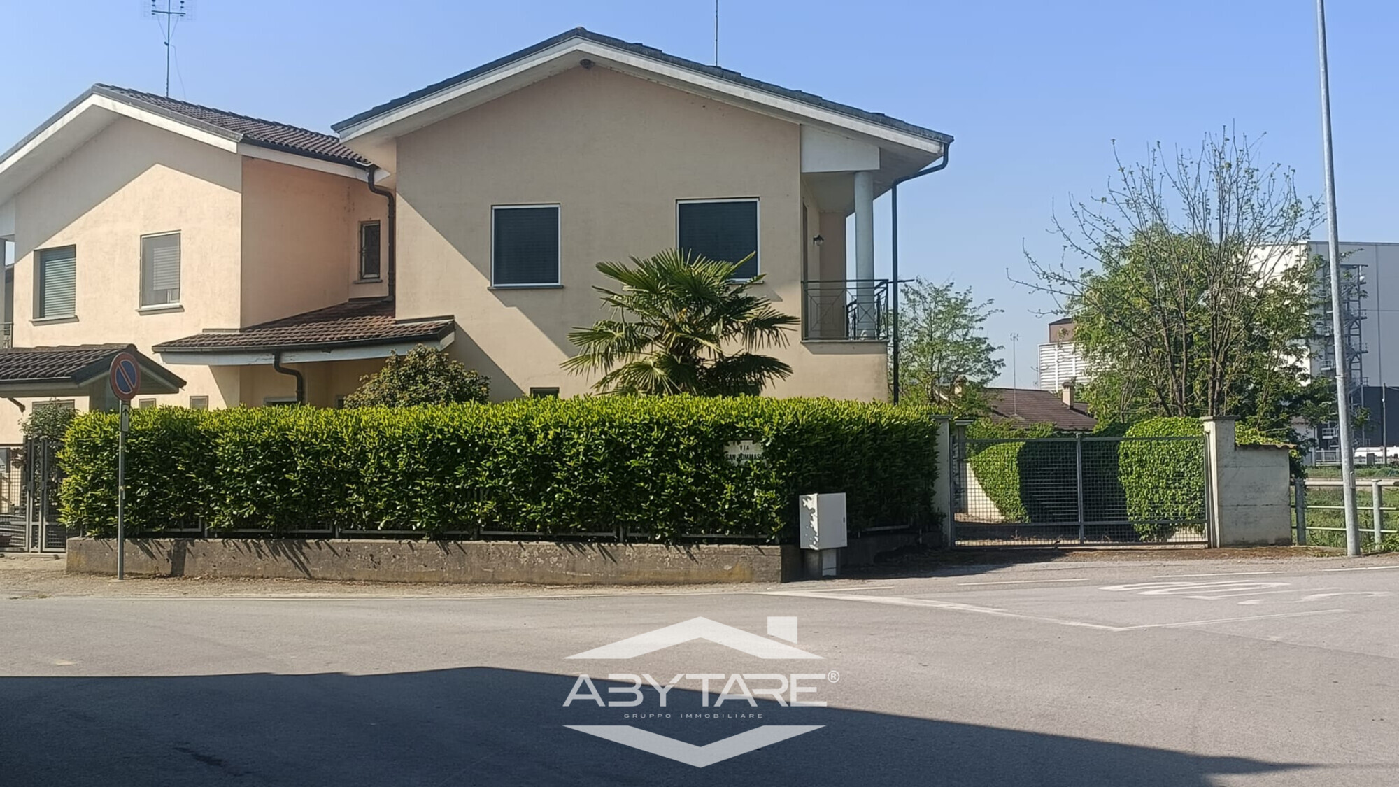 Casa indipendente su 3 lati, con giardino e autorimessa doppia