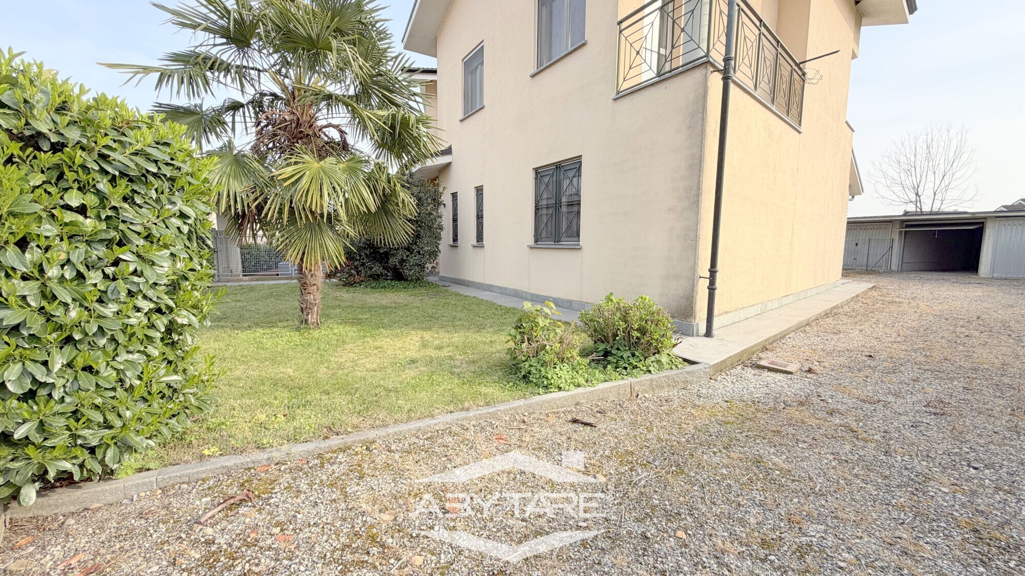 Casa indipendente su 3 lati, con giardino e autorimessa doppia