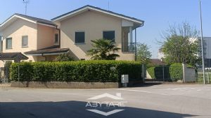 Casa indipendente su 3 lati, con giardino e autorimessa doppia