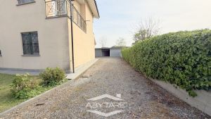 Casa indipendente su 3 lati, con giardino e autorimessa doppia