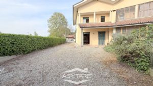 Casa indipendente su 3 lati, con giardino e autorimessa doppia