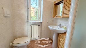 Casa indipendente su 3 lati, con giardino e autorimessa doppia