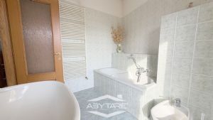 Casa indipendente su 3 lati, con giardino e autorimessa doppia