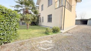 Casa indipendente su 3 lati, con giardino e autorimessa doppia