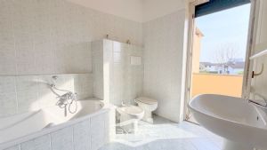 Casa indipendente su 3 lati, con giardino e autorimessa doppia