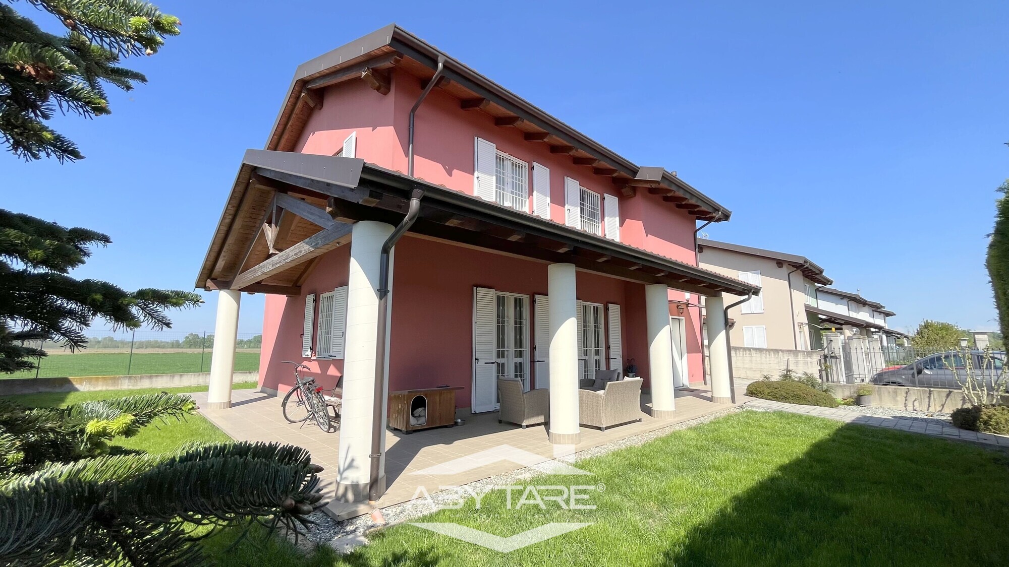 Casa indipendente con giardino e box auto doppio