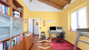 Casa indipendente con giardino e box auto doppio