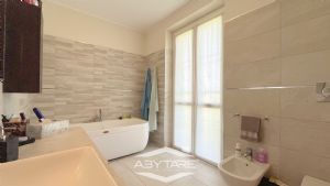 Casa indipendente con giardino e box auto doppio