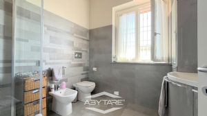 Casa indipendente con giardino e box auto doppio