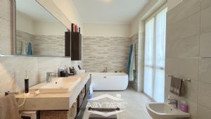 Casa indipendente con giardino e box auto doppio