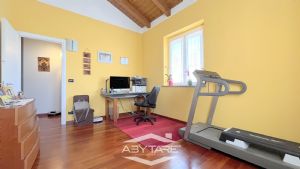 Casa indipendente con giardino e box auto doppio