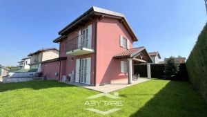 Casa indipendente con giardino e box auto doppio
