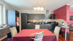 Casa indipendente con giardino e box auto doppio