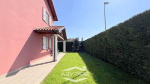 Casa indipendente con giardino e box auto doppio