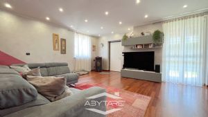 Casa indipendente con giardino e box auto doppio