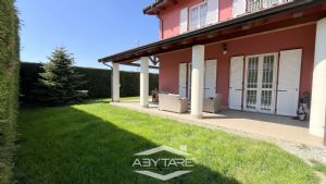 Casa indipendente con giardino e box auto doppio