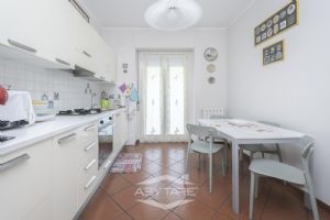 5 locali con riscaldamento autonomo e box auto