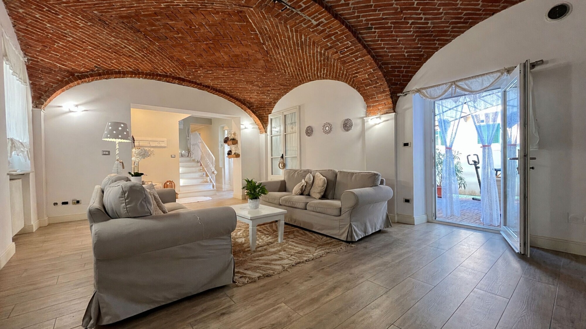 Casa indipendente tre lati con terrazzi e ascensore privato
