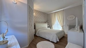 Casa indipendente tre lati con terrazzi e ascensore privato
