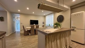Casa indipendente tre lati con terrazzi e ascensore privato