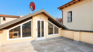 Casa indipendente tre lati con terrazzi e ascensore privato