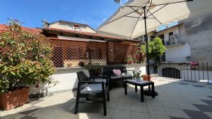 Casa indipendente tre lati con terrazzi e ascensore privato