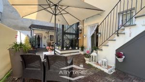 Casa indipendente tre lati con terrazzi e ascensore privato