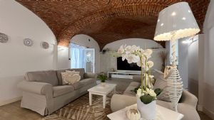 Casa indipendente tre lati con terrazzi e ascensore privato